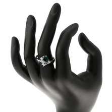 Prsten ve stříbrné barvě, úzká ohnutá ramena, tmavě zelený oválný zirkon