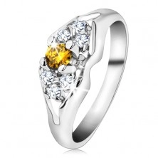 Blýskavý prsten ve stříbrné barvě, rozdělená ramena, žluto-čiré zirkony