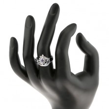 Lesklý prsten se stříbrnou barvou, světle fialové zrnko s čirými lupínky