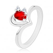 Lesklý prsten ve stříbrné barvě, obrys srdíčka, červeno-čiré zirkonky