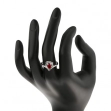 Lesklý prsten ve stříbrné barvě, obrys srdíčka, červeno-čiré zirkonky