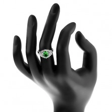 Lesklý prsten ve stříbrném odstínu, broušené čiré zirkonky, tmavě zelený ovál