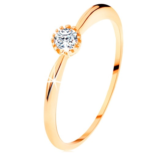 Prsten ve žlutém 14K zlatě - třpytivý čirý zirkon, ramena s vypouklým povrchem - Velikost: 51