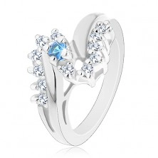 Prsten ve stříbrném odstínu, zahnutá ramena, zirkony čiré a světle modré barvy