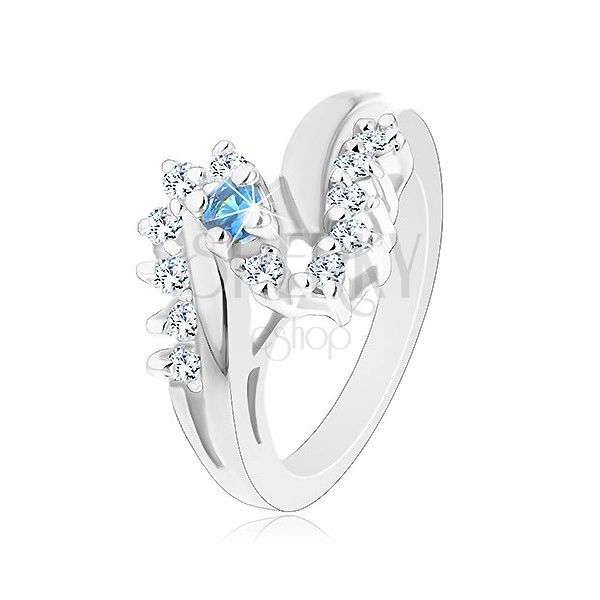 Prsten ve stříbrném odstínu, zahnutá ramena, zirkony čiré a světle modré barvy