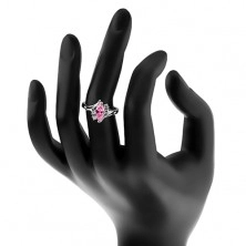 Blýskavý prsten se zářezem na ramenech, zirkony v růžové a čiré barvě