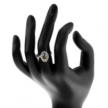 Prsten s úzkými rameny ve stříbrném odstínu, zelené zirkonové zrnko, čirý lem