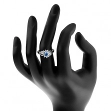 Lesklý prsten ve stříbrném odstínu s rozdvojenými rameny, broušené zirkony