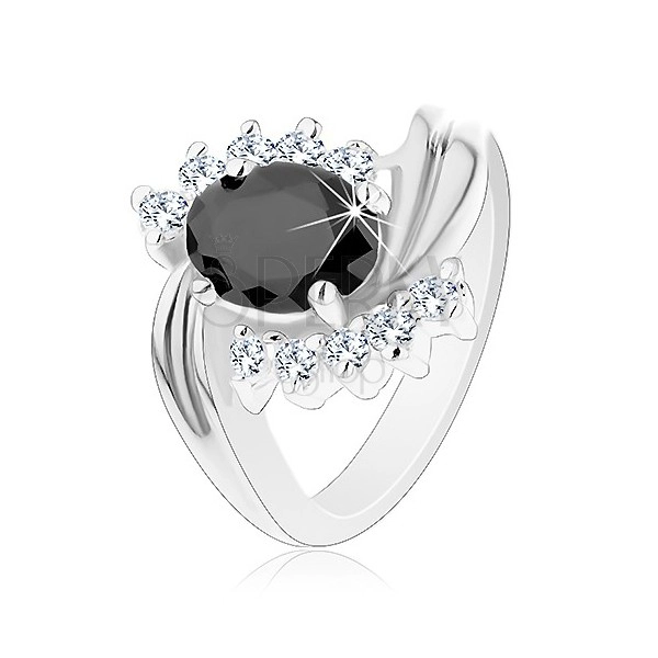 Prsten ve stříbrné barvě se zahnutými rameny, čiré zirkony, černý ovál