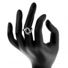 Prsten ve stříbrné barvě se zahnutými rameny, čiré zirkony, černý ovál