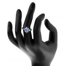 Prsten ve stříbrném odstínu se zahnutými rameny, modré zirkonové zrnko