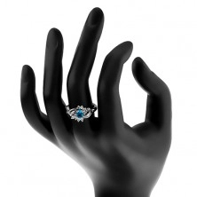 Prsten se zúženými hladkými rameny, modrý oválný zirkon, dva páry oblouků