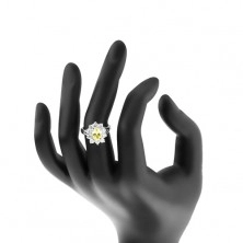 Blýskavý prsten ve stříbrném odstínu, žlutý ovál, lemování z čirých zirkonů
