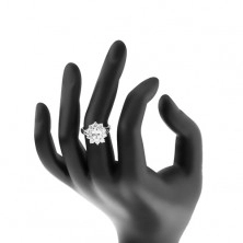 Třpytivý prsten ve stříbrné barvě, rozdvojená ramena a čiré zirkony