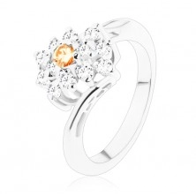 Prsten ve stříbrném odstínu, obdélník se světle oranžovými a čirými zirkony