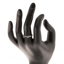 Prsten z bílého 14K zlata - čirý diamant mezi zahnutými konci ramen