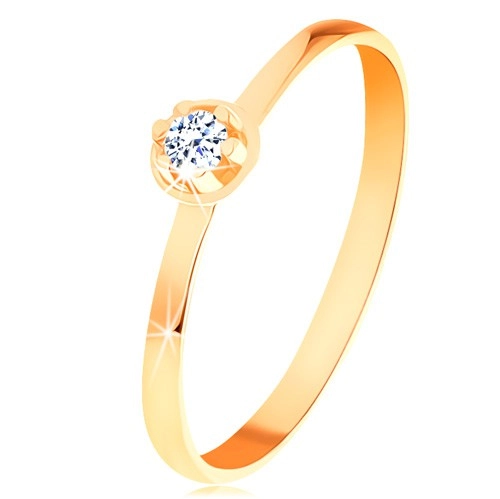 Prsten ve žlutém 14K zlatě - čirý diamant ve vyvýšeném kulatém kotlíku - Velikost: 61
