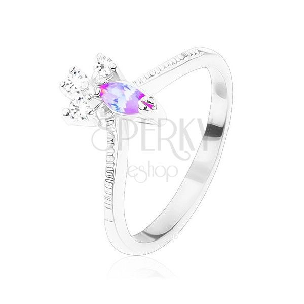 Prsten s vroubkovanými rameny, zrnko ve světle fialové barvě, tři čiré zirkonky