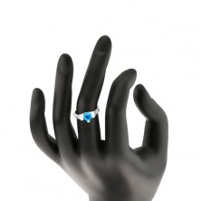 Prsten ve stříbrném odstínu, broušený zirkon s čirými zirkonky po stranách