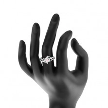 Třpytivý prsten ve stříbrné barvě, čirý kosočtverec s růžovým středem