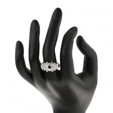 Prsten ve stříbrném odstínu, širší pás čirých zirkonků, barevný střed