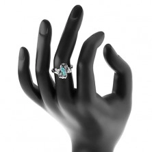 Lesklý prsten stříbrné barvy, barevné zrnko, trojice čirých zirkonků, obloučky