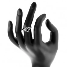 Lesklý prsten se zahnutými rameny, černý ovál, blýskavé čiré zirkonky, obloučky