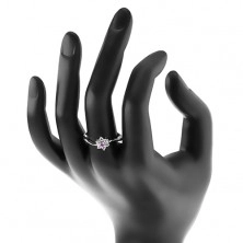 Prsten ve stříbrné barvě s úzkými zvlněnými rameny, fialové a čiré zirkony