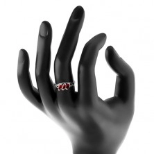 Prsten ve stříbrném odstínu, úzká rozdvojená ramena, tmavě červená zrna