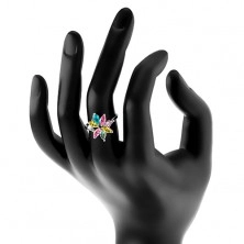 Lesklý prsten se zahnutými rameny, blýskavé barevné lupínky, čirý zirkonek