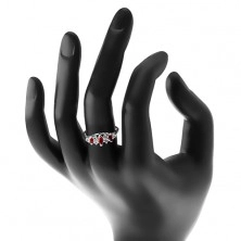 Zářivý prsten se zúženými rameny, tmavě červená zrna a průhledné zirkony