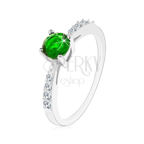Stříbrný 925 prsten, lesklá ramena vykládaná čirými zirkonky, zelený zirkon