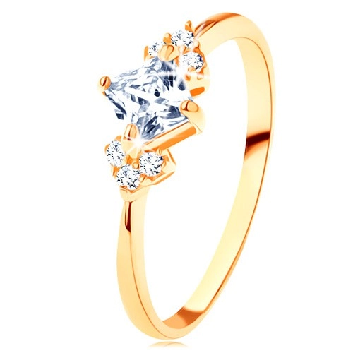 Levně Blýskavý zlatý prsten 585 - čirý zirkonový čtvereček, čiré zirkonky po stranách - Velikost: 54