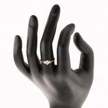 Blýskavý zlatý prsten 585 - čirý zirkonový čtvereček, čiré zirkonky po stranách
