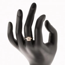 Zlatý prsten 585 - čtvercový zirkonový obrys, kulatý čirý zirkon uprostřed