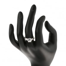 Stříbrný prsten 925, velký kulatý zirkon čiré barvy, zářezy na ramenech