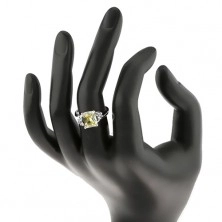 Prsten ve stříbrném odstínu, obdélníkový zirkon ve žlutozelené barvě