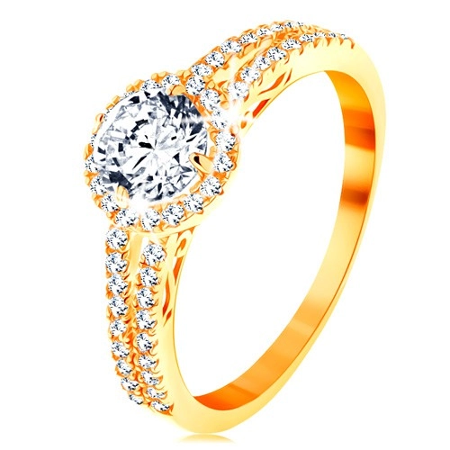 Prsten ze žlutého 14K zlata - čirý zirkon s blýskavým lemem, zdobená ramena - Velikost: 49