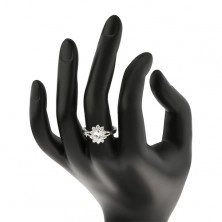 Lesklý prsten ve stříbrném odstínu, zirkonový oválný kvítek čiré barvy