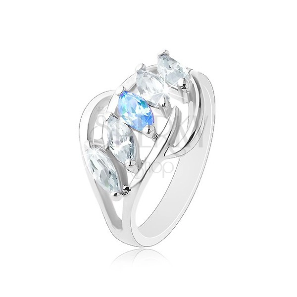 Lesklý prsten stříbrné barvy, obloučky, zrnka čiré a modré barvy