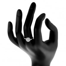 Lesklý prsten ve stříbrném odstínu, zářivý čirý zirkonový kvítek