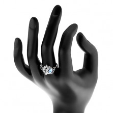 Prsten ve stříbrném odstínu, modré zrnko, oblouky z čirých zirkonů