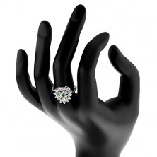 Prsten ve stříbrné barvě, čiré zirkonové srdce s tmavě zeleným středem