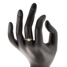 Prsten ze žlutého 14K zlata - rozdvojená ramena, tři čiré zirkony