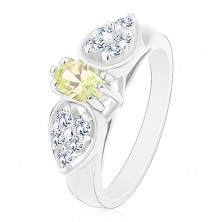 Lesklý prsten ve stříbrném odstínu, mašlička se světle zeleným oválem