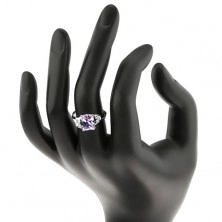 Prsten s lesklými rameny a obdélníkovým zirkonem světle fialové barvy