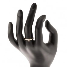 Prsten ze žlutého zlata 585 - vystupující zirkonový obdélník, hladká ramena