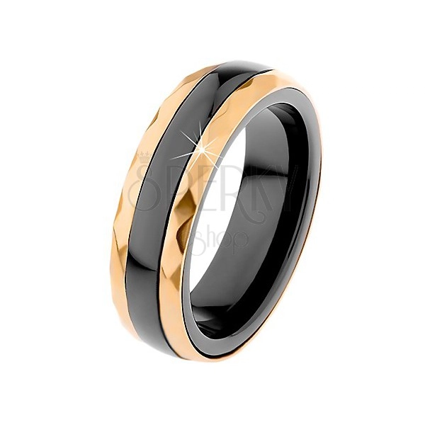 Keramický prsten černé barvy, broušené ocelové pásy ve zlatém odstínu