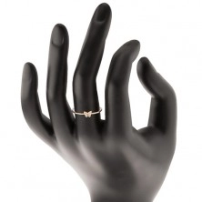 Zlatý prsten 585 - motýlek zdobený kulatými čirými zirkony