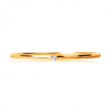 Prsten ve žlutém 14K zlatě - drobný čirý zirkon, jemně vroubkovaná ramena